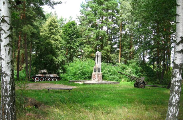 Pomnik żołnierzy 26 Pułku Piechoty z czołgiem T-34 i armatą ZiS-3 pod Niewodnicą Kościelną