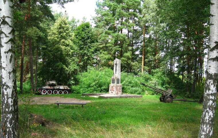 Pomnik żołnierzy 26 Pułku Piechoty z czołgiem T-34 i armatą ZiS-3 pod Niewodnicą Kościelną