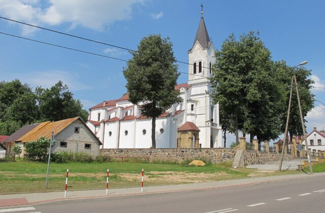 Kolegiata w Krypnie Kościelnym; tablica pamięci znajduje się na murze kościelnym