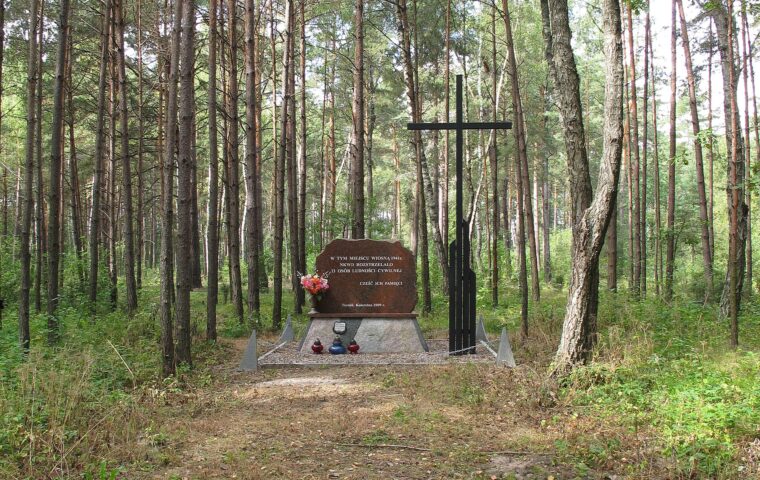 Pomnik „Mały Katyń” w lesie Podlipie koło Borowskich Gzików