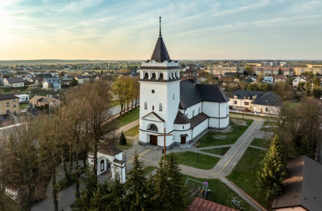Kościół pw. św. Apostołów Piotra i Pawła w Łapach – widok z lotu ptaka