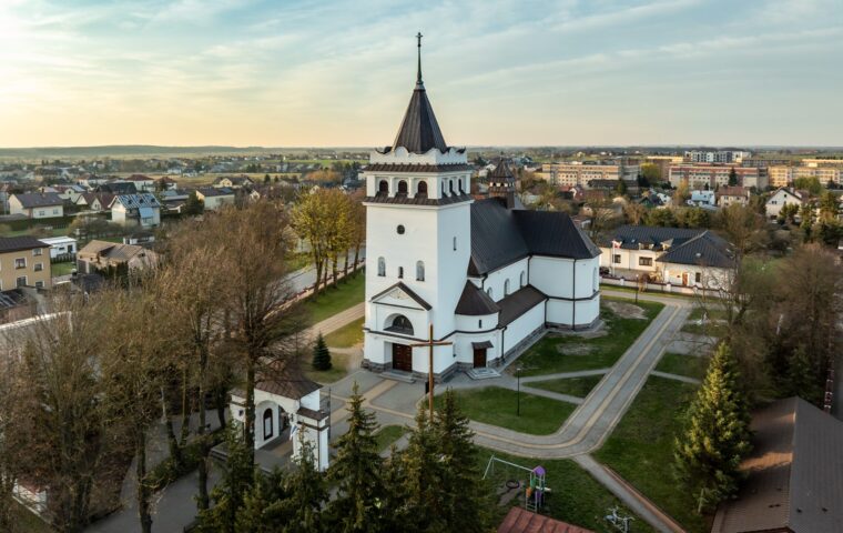 Kościół pw. św. Apostołów Piotra i Pawła w Łapach – widok z lotu ptaka