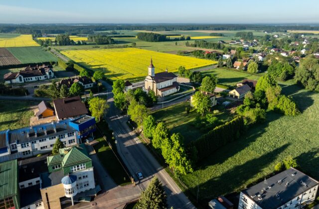 Kościół pw. Świętej Trójcy w Turośni Kościelnej wśród pól rzepaku – widok z lotu ptaka