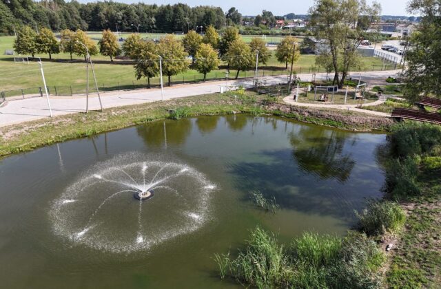 Staw z fontanną przy stadionie miejskim w Łapach